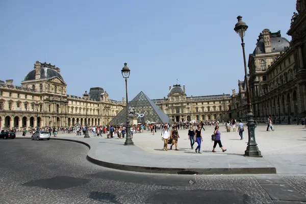 Pessoas caminhando na área do museu do Louvre em Paris — Fotografia de Stock