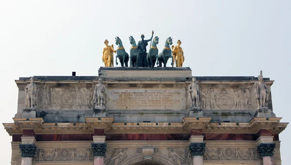Architecture and statues of arch in Paris — Stock Photo, Image