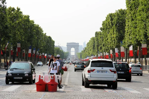 Vacker utsikt över trafik gränderna bland triumfbåge i paris — Stockfoto