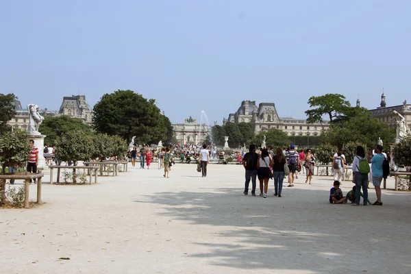 Människor som vandrar i området i Louvren i paris — Stockfoto