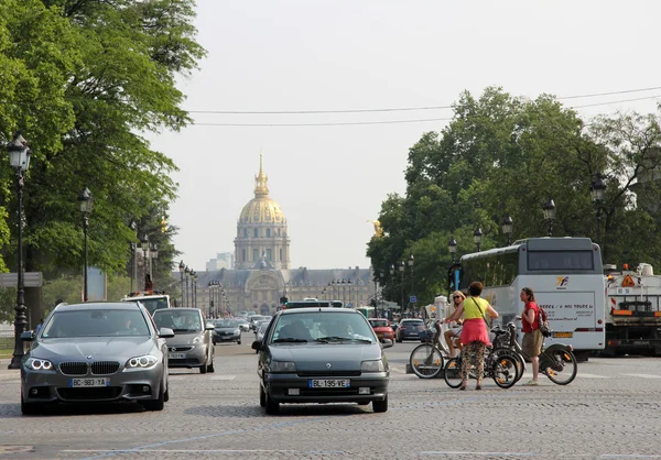 Traffic and lifestyle in Paris — Stock Photo, Image
