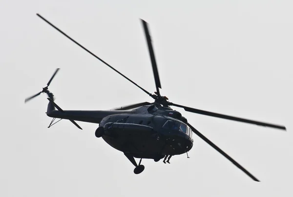 Flyga helikopterヘリコプターの操縦 Royaltyfria Stockfoton