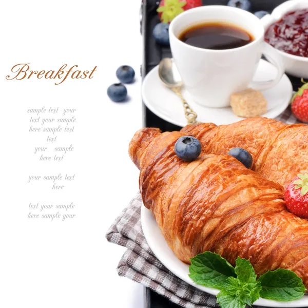 Ontbijt met koffie en verse croissants — Stockfoto