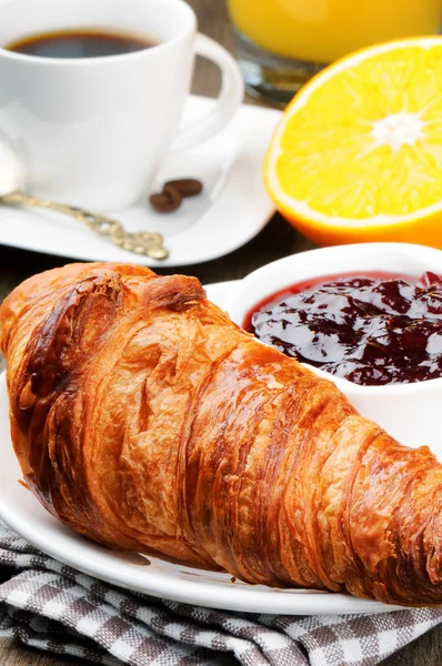 Frukost med kaffe och croissant — Stockfoto