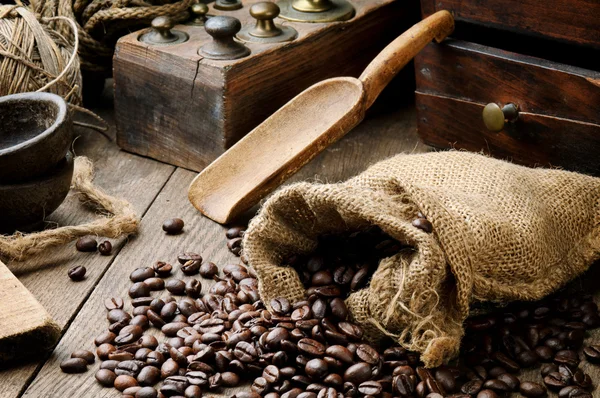 Biji kopi panggang dalam pengaturan vintage — Stok Foto
