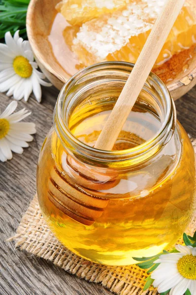 Glass honey pot and comb — Stock Photo, Image