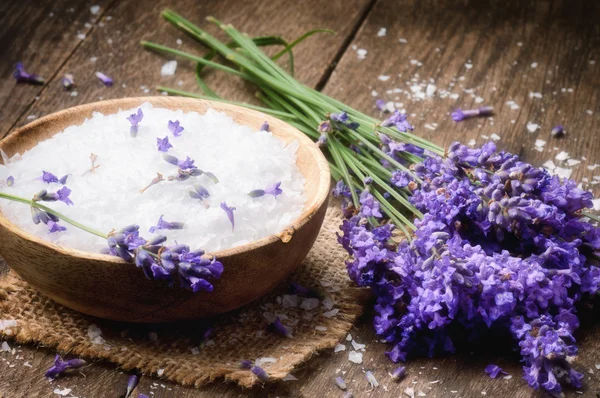 Meersalz und frischer Lavendel — Stockfoto