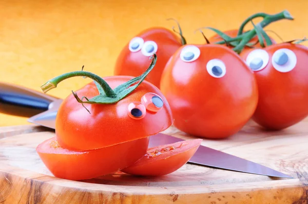 Divertidos tomates con ojos de gallina — Foto de Stock