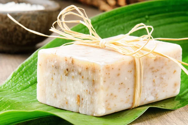 Natural handmade soap on a green leaf — Stock Photo, Image