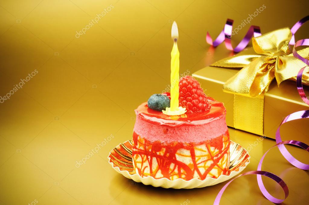 Gâteau d'anniversaire coloré avec bougie image libre de droit par  paulgrecaud © #12677570