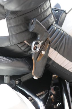 Motosikletli polis memuru ve tabanca kılıfı