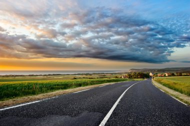 gün batımında sahil yolu