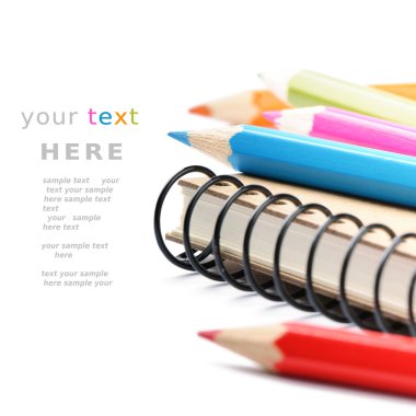 renkli kurşun kalem ve defter üzerinde beyaz izole