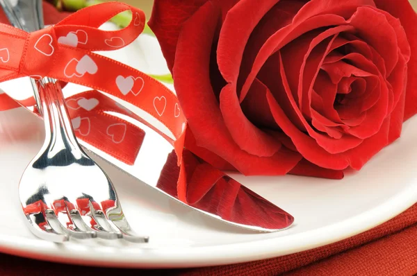 Κόκκινο τριαντάφυλλο και μαχαιροπίρουνα στο άσπρο πιάτο — Φωτογραφία Αρχείου