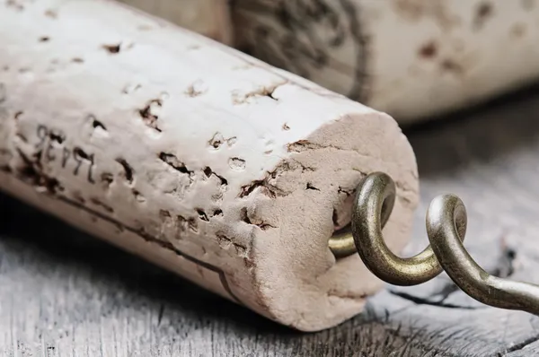 Corchos de vino sobre mesa de madera — Foto de Stock