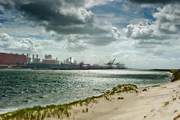 Schmutzige Küste des Industriehafens — Stockfoto