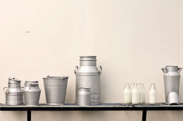 Old milk jugs, cans, bottles and bucket — Stock Photo, Image