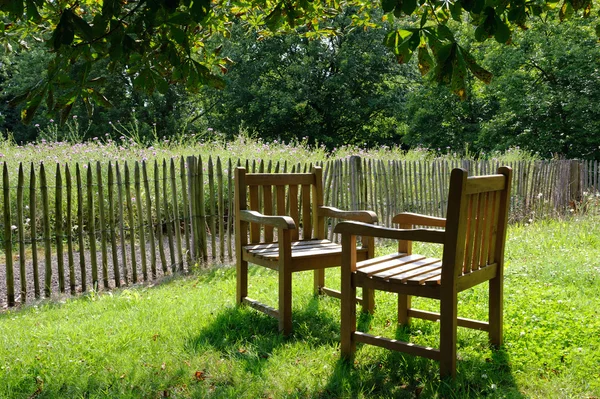 Zwei Stühle auf der Sonne — Stockfoto