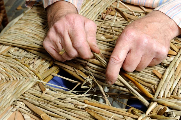 Τα χέρια του ανθρώπου κάνοντας μια ψάθινη καρέκλα — Φωτογραφία Αρχείου