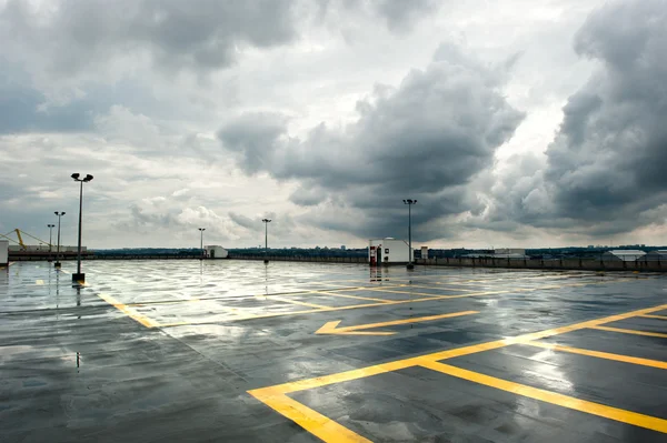 Estacionamento chuvoso — Fotografia de Stock