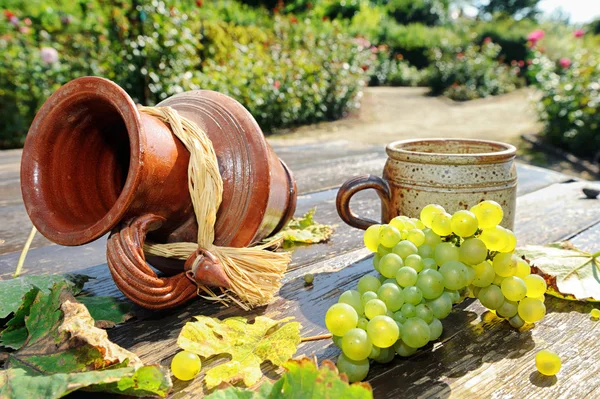 Vechi cană ceramică, cană și struguri proaspeți — Fotografie, imagine de stoc