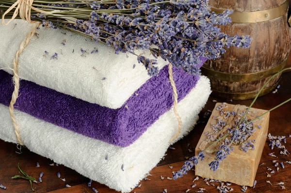 Přírodní mýdlo, ručníky a levandule — Stock fotografie