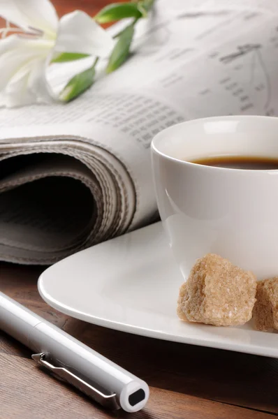 Hora del café con periódico —  Fotos de Stock