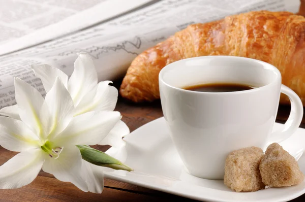 Desayuno con periódico — Foto de Stock