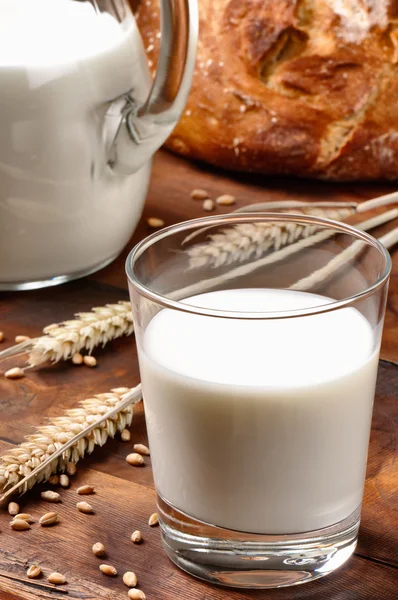 Breakfast with milk and bread — Stock Photo, Image