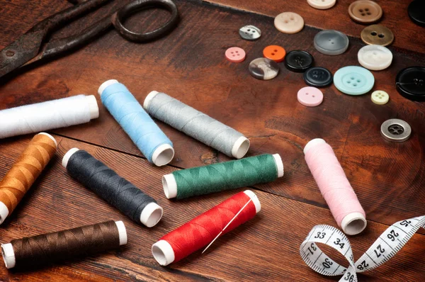 Threads, scissors and buttons — Stock Photo, Image