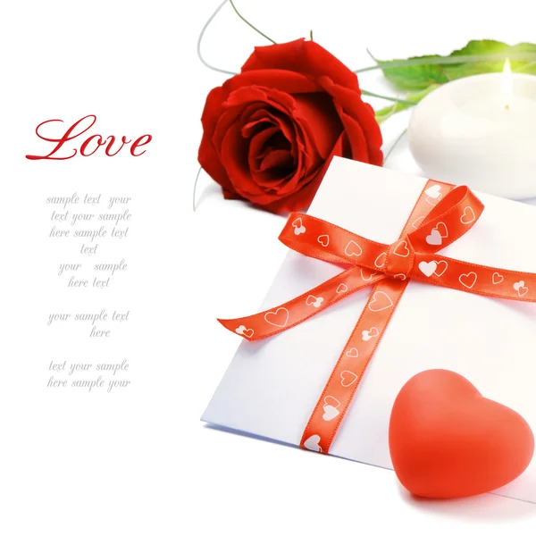 Κόκκινο τριαντάφυλλο και φάκελο στο ρομαντικό σετ — Φωτογραφία Αρχείου