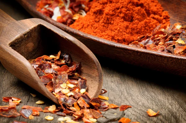 Red hot chili flingor och pulver — Stockfoto