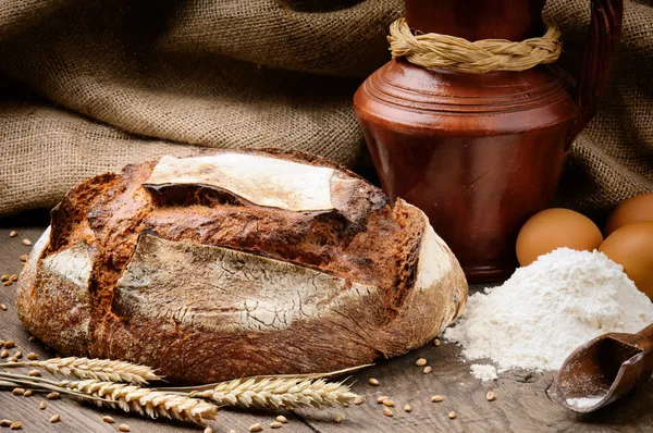 Pão tradicional acabado de assar — Fotografia de Stock