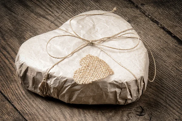 Kalp şeklinde hediye — Stok fotoğraf