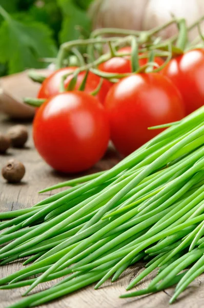 Fresh cherry tomatoes and chives — Stock Photo, Image