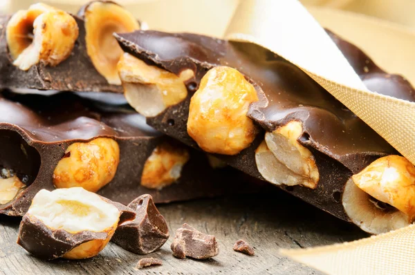 Cioccolato fondente schiacciato con nocciole — Foto Stock