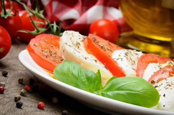 Tomaten und Mozzarella — Stockfoto