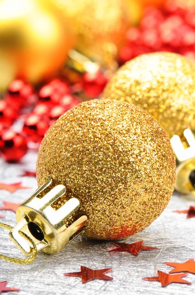 Gouden kerstballen — Stockfoto