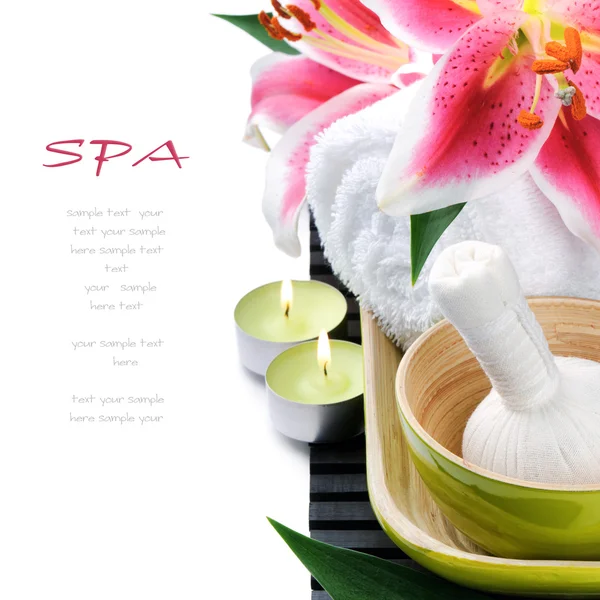 Ajuste spa con velas y lirio rosa — Foto de Stock