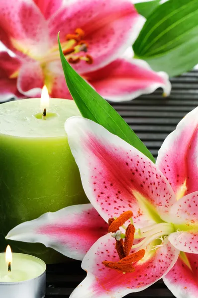 Spa naturaleza muerta con velas y lirios rosados —  Fotos de Stock