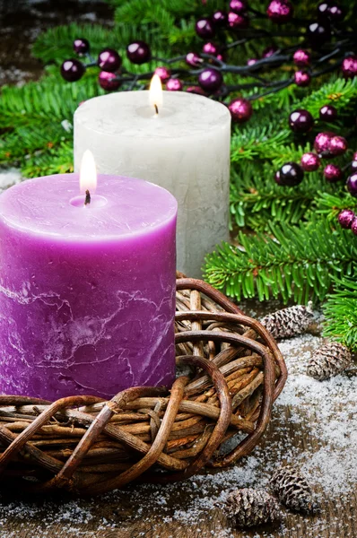 Brennende Kerzen auf festlichem Weihnachtsgrund — Stockfoto