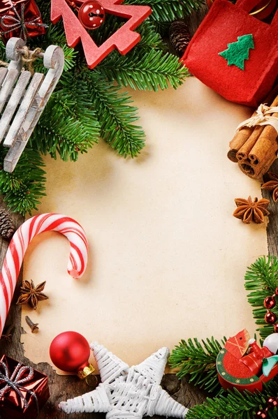 Frame met kerstboom takken en vintage feestelijke decoratio — Stockfoto