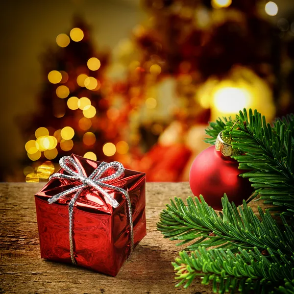 Regalo de Navidad sobre fondo festivo Imágenes de stock libres de derechos