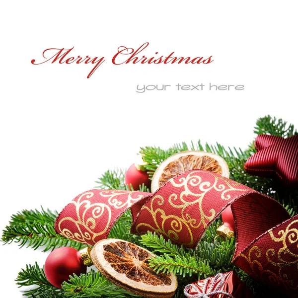 Frontera con ramas de árbol de Navidad y decoraciones festivas —  Fotos de Stock