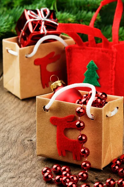 Weihnachtsgeschenke neben festlichem Tannenbaum — Stockfoto