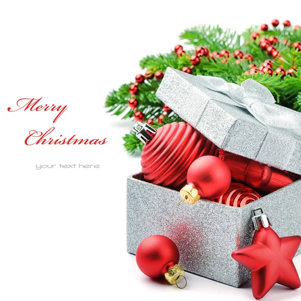 De doos van de gift van Kerstmis met feestelijke decoraties — Stockfoto