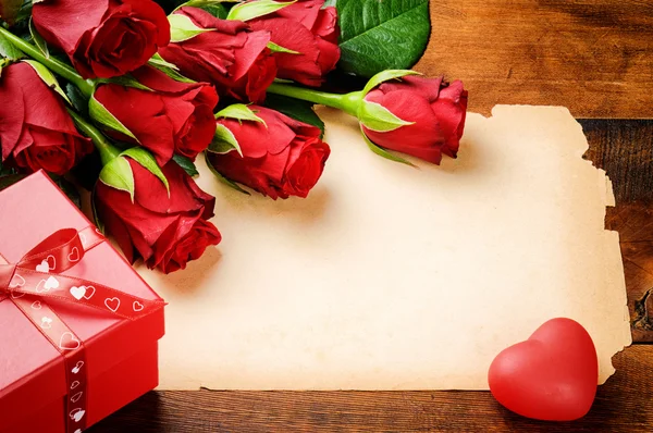 Cadre Saint-Valentin avec roses rouges et papier vintage — Photo