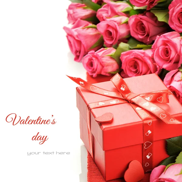 Valentin ajándék doboz-val rózsaszín rózsa — Stock Fotó