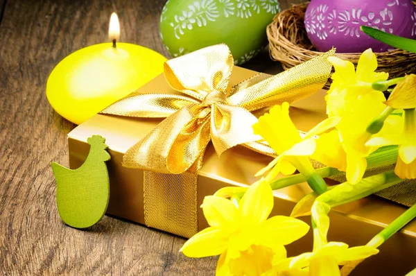 Impostazione Pasqua con confezione regalo — Foto Stock
