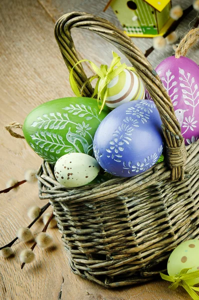 Cesto con uova di Pasqua colorate — Foto Stock